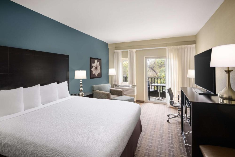 Deluxe King Room with Balcony and Walk-In Shower - Non-Smoking interior